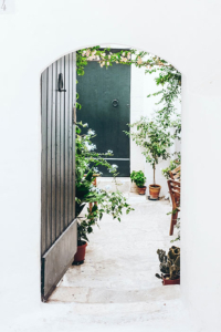 Arbeitsweise Visionguide - offene Tür mit Blick auf einen Innenhof